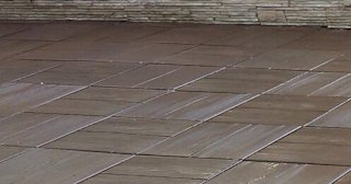 Бетонная брусчатка двора в Новом Уренгое в октябре