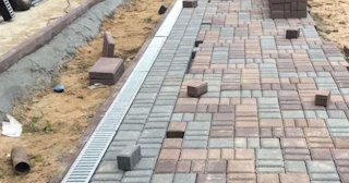Профессиональная укладка плитки на улице в Новом Уренгое в октябре
