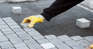 Монтаж тротуарной плитки на даче в Новом Уренгое в октябре