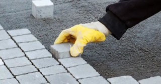 Укладка тротуарной плитки 50 на 50 в Новом Уренгое в октябре