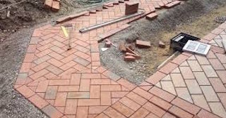 Укладка тротуарной плитки в Новом Уренгое в октябре