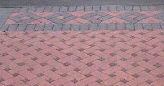 Укладка тротуарной плитки на старое бетонное основание в Новом Уренгое в октябре
