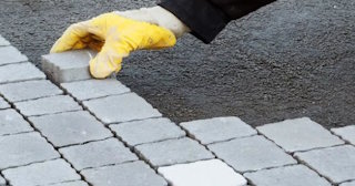 Укладка брусчатки в Новом Уренгое - цена от 832 руб. за м2 | ТротуарнаяПлитка
