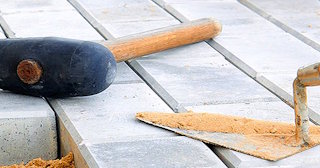 Профессиональная укладка тротуарной брусчатки в Новом Уренгое в октябре