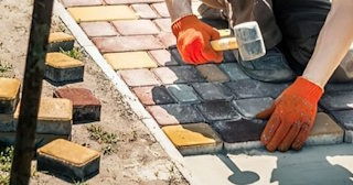 Укладка брусчатки «старый город» три цвета в Новом Уренгое в октябре