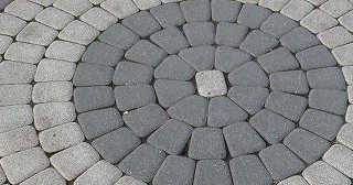 Профессиональная укладка клинкерной брусчатки в Новом Уренгое в октябре