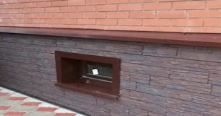 Облицовка цоколя панелями под камень в Новом Уренгое в октябре