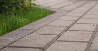 Профессиональная укладка тротуарных дорожек в Новом Уренгое в октябре